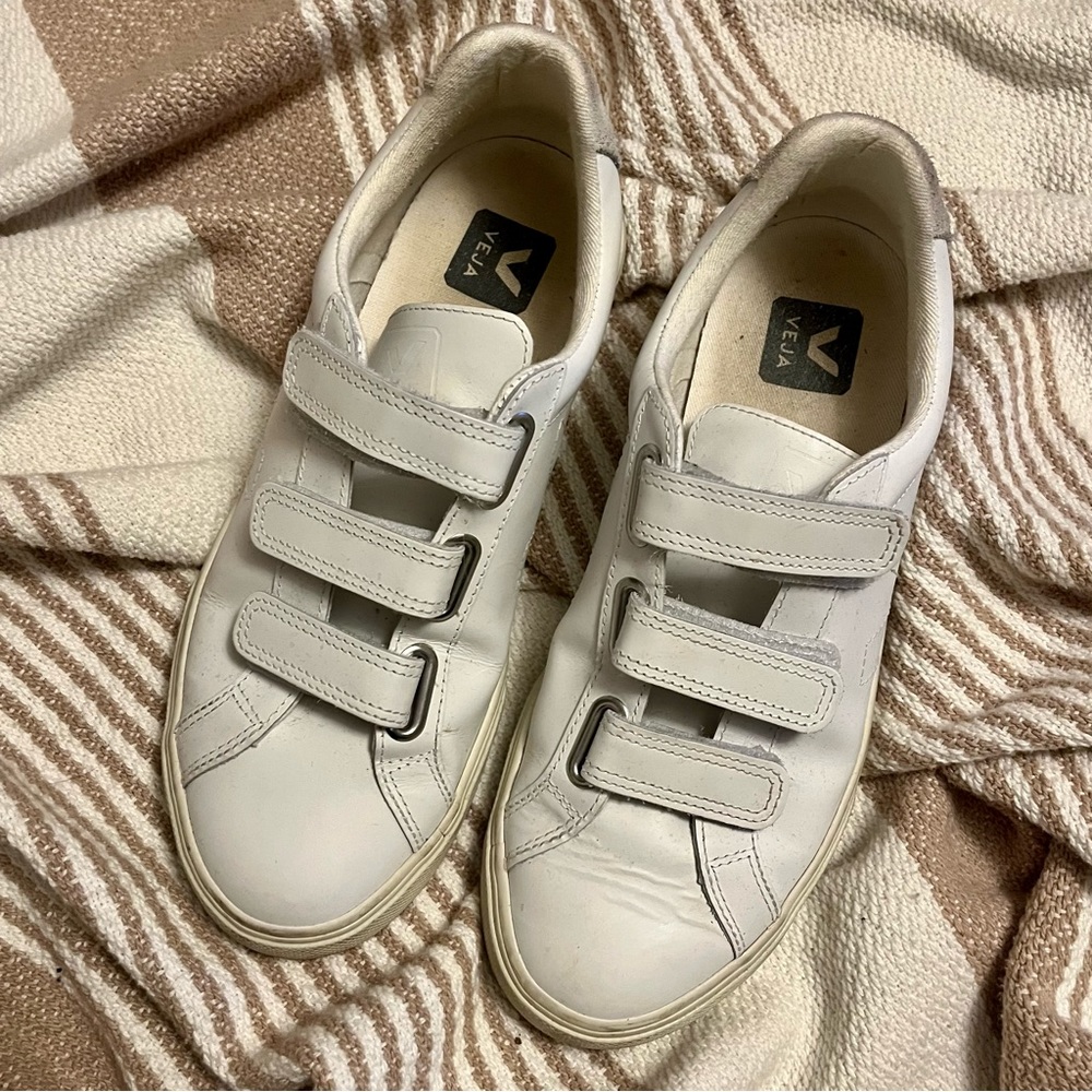 VEJA Velcro Straps Sneaker Size 7